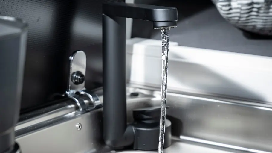 VW Grand California Facelift Fahrbericht Der schwarze Wasserhahn in der Küche des VW Grand California Facelift im Detail.