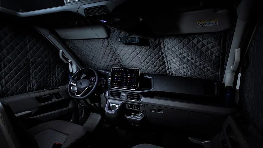 VW Grand California Facelift Fahrbericht Das per Faltverdunkelungen abgedunkelte Fahrerhaus des VW Grand California Facelift.