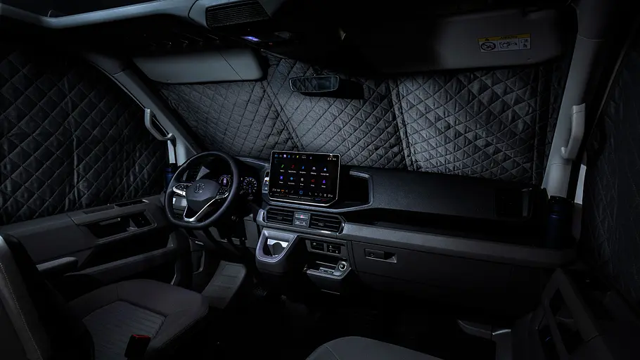 VW Grand California Facelift Fahrbericht Das per Faltverdunkelungen abgedunkelte Fahrerhaus des VW Grand California Facelift.