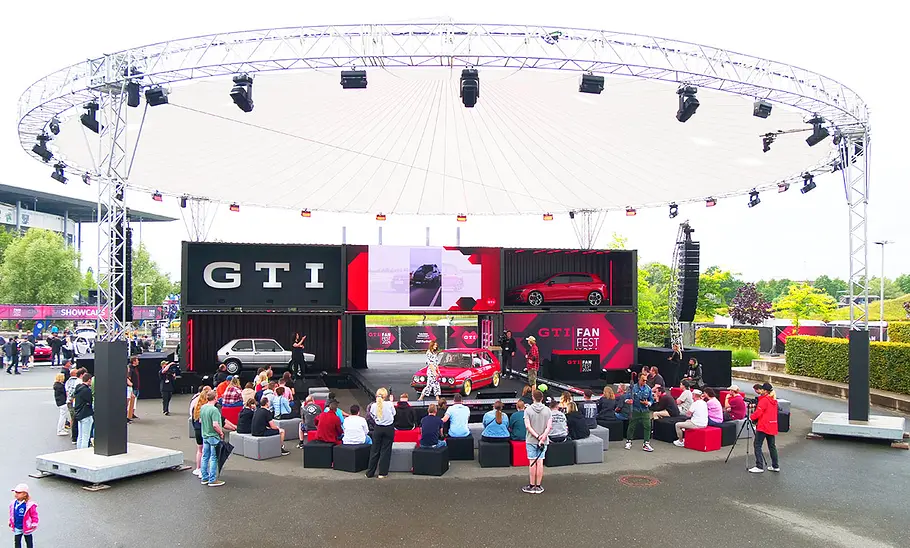 VW-Mainstage VW-Mainstage; Bühne; Bühnenaufbau; überdachte Bühne; großes Gebäude
