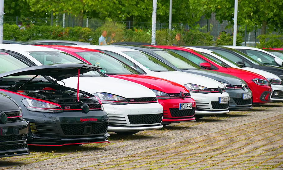 VW Golf VW Golf; Autos auf einem Parkplatz
