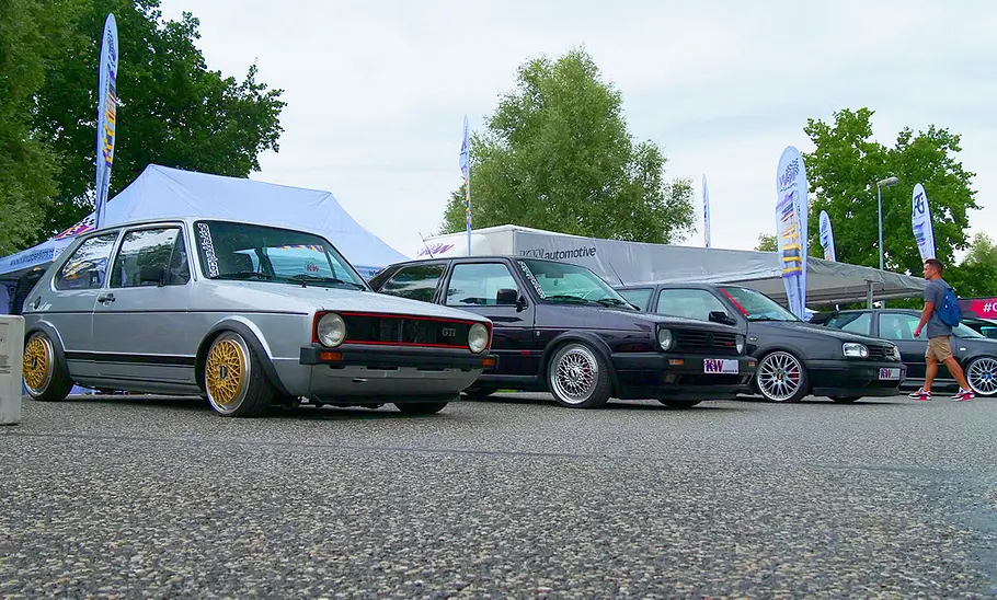 VW Golf VW Golf; Außenansicht; stehende Autos; Frontansicht