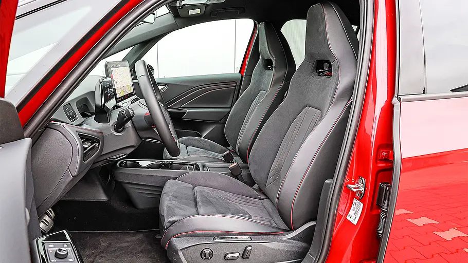 Blick auf die Vordersitze im Innenraum des VW ID. 3 GTX.