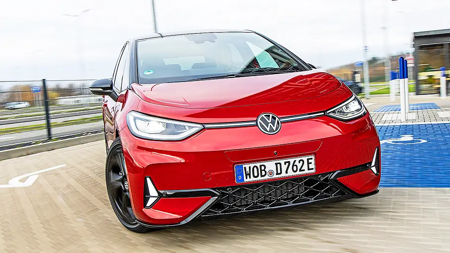 Blick von vorne auf den fahrenden VW ID. 3 GTX.