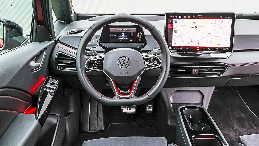 Blick auf die Armaturen im Innenraum des VW ID. 3 GTX.