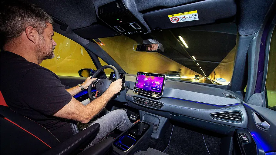 Blick in das Cockpit mit einer Person an Steuer des VW ID.3 GTX Fire + Ice.