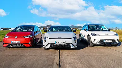 Blick von vorne auf die drei fahrenden, elektrischen Kompakten VW ID. 3 GTX, Kia EV4 und Smart #1. - Foto: Daniela Loof