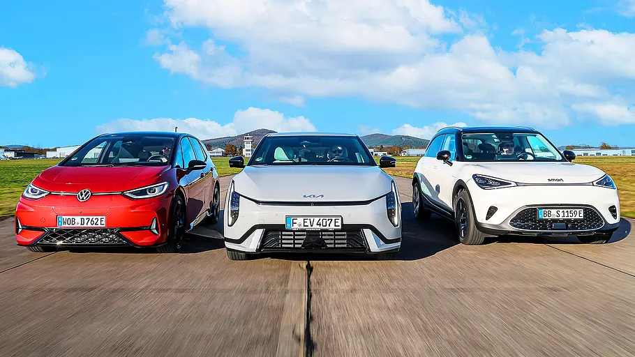 Blick von vorne auf die drei fahrenden, elektrischen Kompakten VW ID. 3 GTX, Kia EV4 und Smart #1.