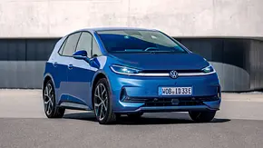 Der VW ID.3 Neo steht vor einer Beton-Fassade, von vorne rechts fotografiert. - Foto: VW