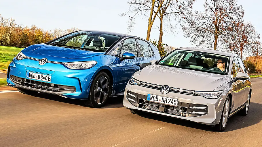 Blick von schräg vorne auf die beiden Kompakten VW ID. 3 und VW Golf.