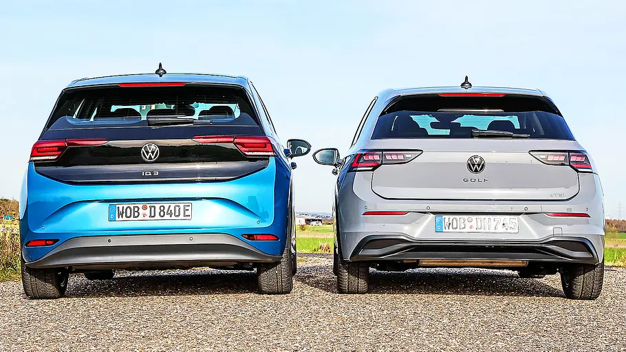 Blick von hinten auf die beiden Kompakten VW ID. 3 und VW Golf.