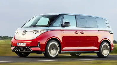 VW ID. Buzz GTX (2024); Kleinbus; Minivan; fahrend; Frontansicht - Foto: VW