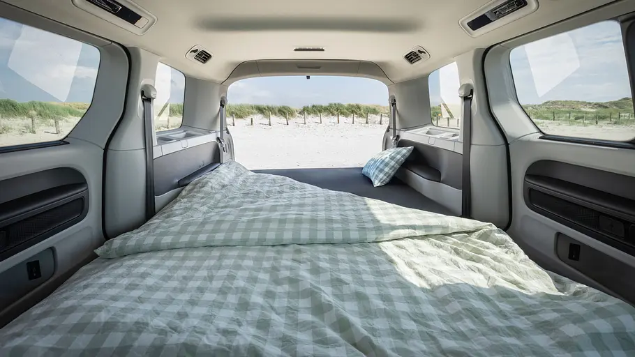 VW ID. Buzz mit Gute-Nacht-Paket Das Interieur des VW ID. Buzz mit Gute-Nacht-Paket mit voll aufgebautem Bett.