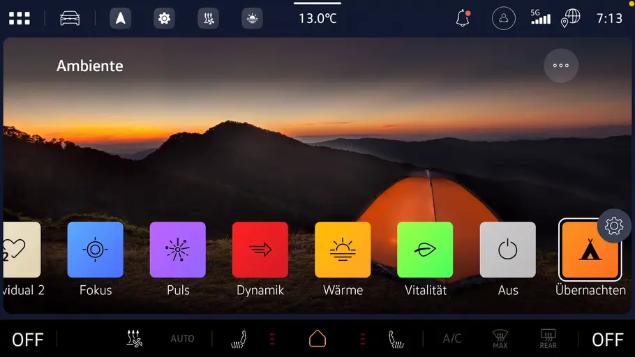 VW ID. Buzz mit Gute-Nacht-Paket Das Menü des Zentraldisplays im VW ID. Buzz zeigt den serienmäßigen Übernachten-Modus für die Klimaanlage.