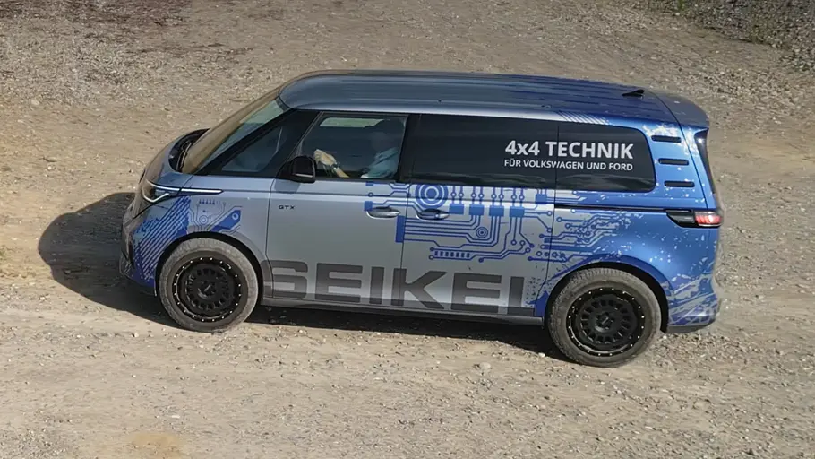 VW ID. Buzz mit Seikel Offroad-Paket VW ID. Buzz mit Seikel Offroad-Paket, fotografiert im Gelände von der linken Seite.
