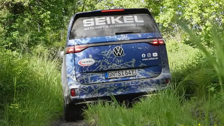 VW ID. Buzz mit Seikel Offroad-Paket VW ID. Buzz mit Seikel Offroad-Paket, fotografiert im Gelände von hinten.