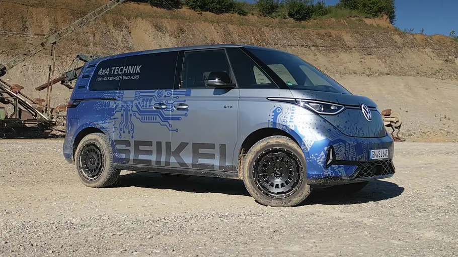 VW ID. Buzz mit Seikel Offroad-Paket VW ID. Buzz mit Seikel Offroad-Paket, fotografiert im Gelände von vorne rechts.