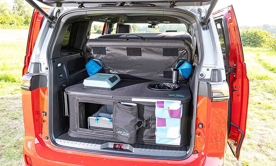 Die Heckküche des VW ID. Buzz mit Stuff Bubble (2025) durch die geöffnete Heckklappe fotografiert.