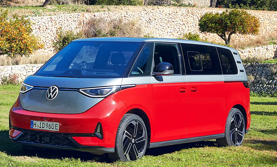 Der VW ID. Buzz von schräg vorne fotografiert.