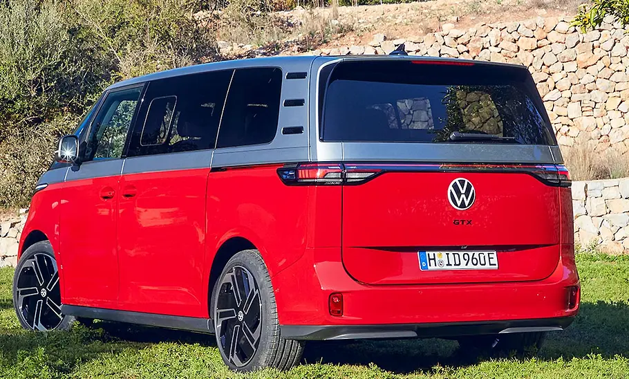 Der VW ID. Buzz von schräg hinten fotografiert.