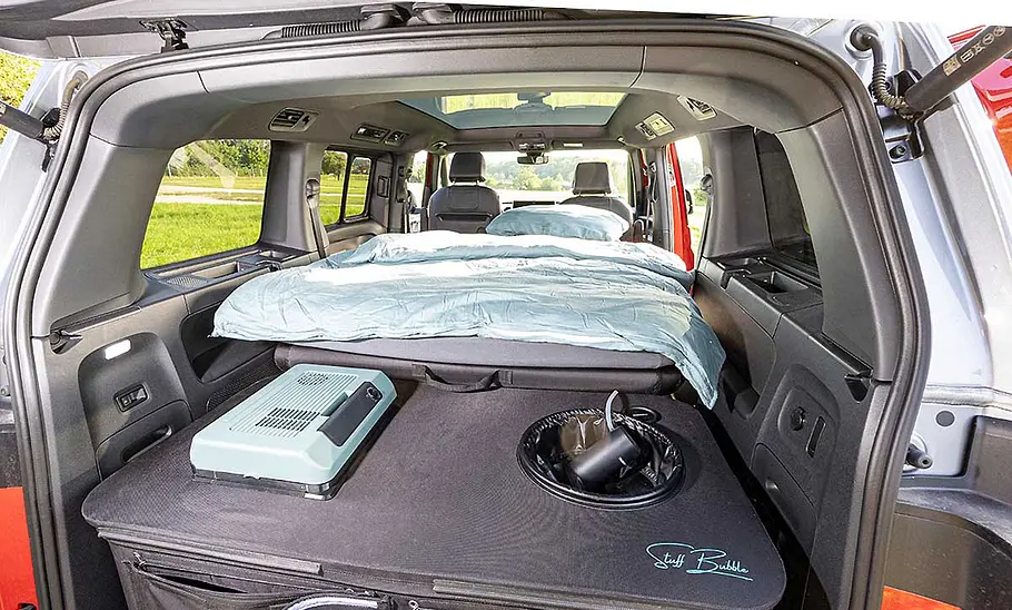 Die Heckküche des VW ID. Buzz mit Stuff Bubble (2025) durch die geöffnete Heckklappe fotografiert.