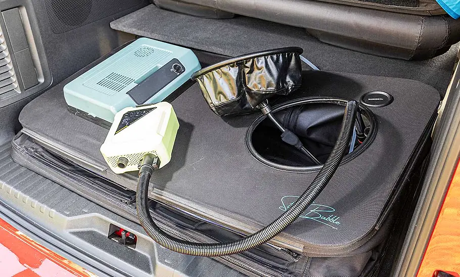 Die Pumpe für die aufblasbare Heckküche des VW ID. Buzz mit Stuff Bubble (2025) durch die geöffnete Heckklappe fotografiert.