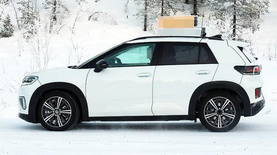 Blick von der Seite auf den VW ID. Cross (2026).