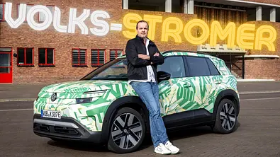 VW ID. Cross als getarntes Vorserienfahrzeug statisch mit Moderator in Amsterdam. - Foto: AUTO ZEITUNG