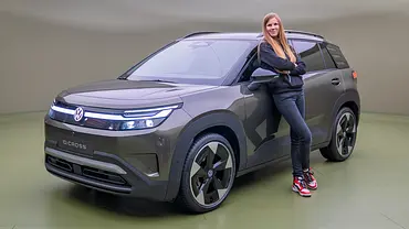 VW ID. Cross statisch mit Redakteurin Jil Weber im Studio. - Foto: AUTO ZEITUNG