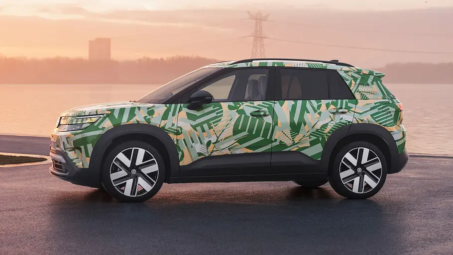 Der VW ID. Cross, als getarnter Erlkönig von links fotografiert.