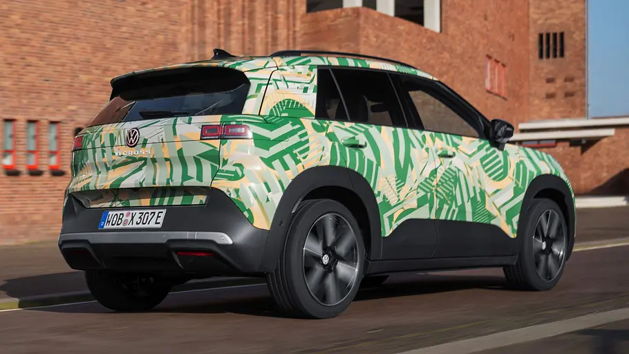 Der VW ID. Cross fährt als Erlkönig durch eine Stadt, von hinten rechts fotografiert.