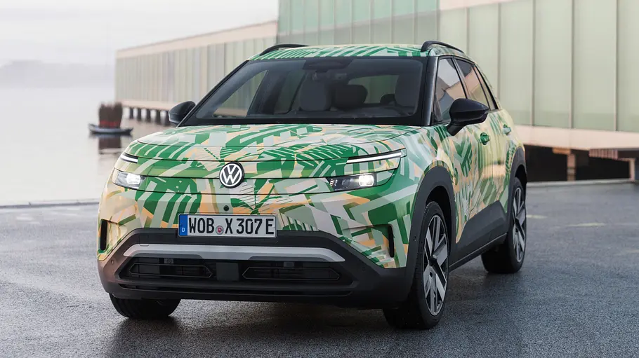 Der VW ID. Cross, als getarnter Erlkönig von vorne fotografiert.