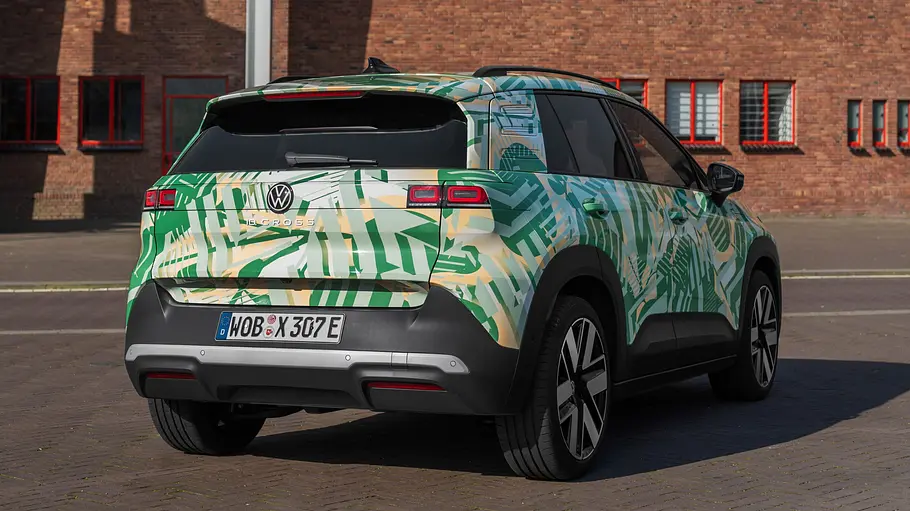 Der VW ID. Cross, als getarnter Erlkönig von hinten fotografiert.