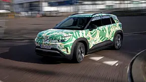 Der VW ID. Cross fährt als Erlkönig durch eine Stadt, von vorne links fotografiert. - Foto: VW