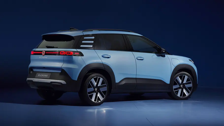 Der VW ID. Cross steht in Studioumgebung, von hinten rechts fotografiert.