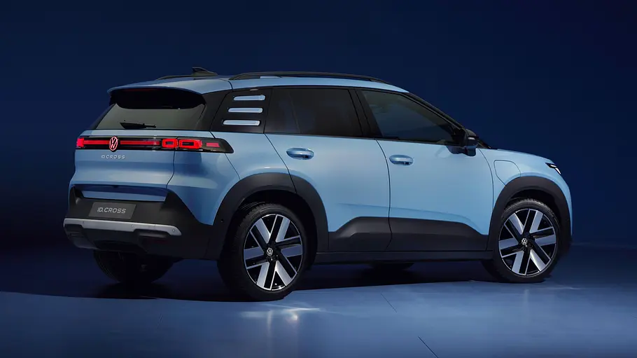 Der VW ID. Cross steht in Studioumgebung, von hinten rechts fotografiert.