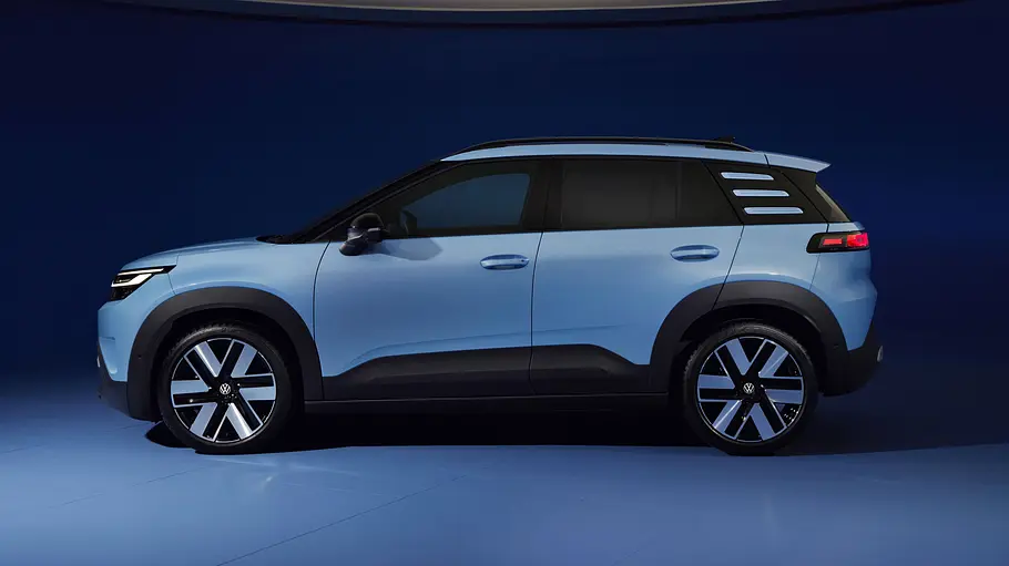 Der VW ID. Cross steht in Studioumgebung, von links fotografiert.
