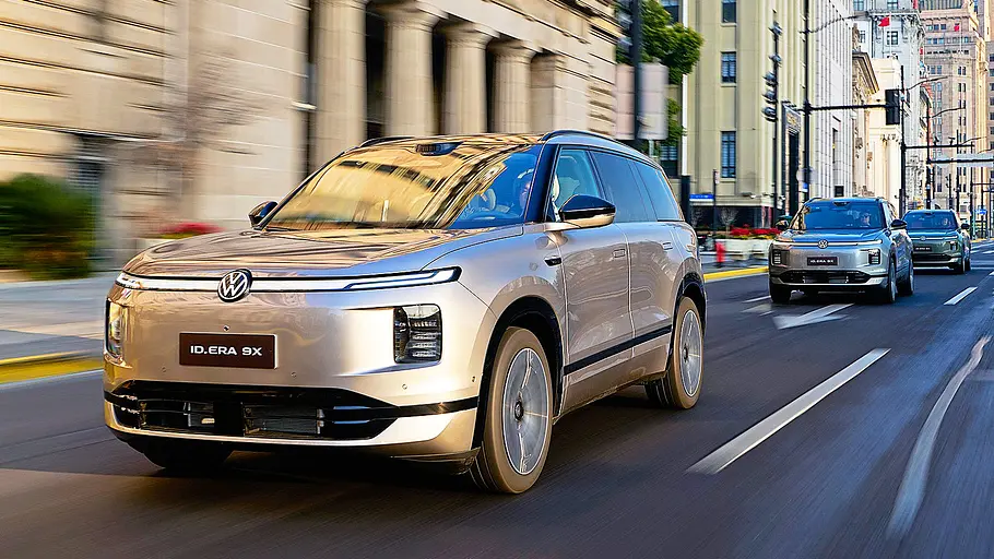 VW ID. Era 9X (2026) Blick von schräg vorne auf den fahrenden VW ID. Era 9X (2026).