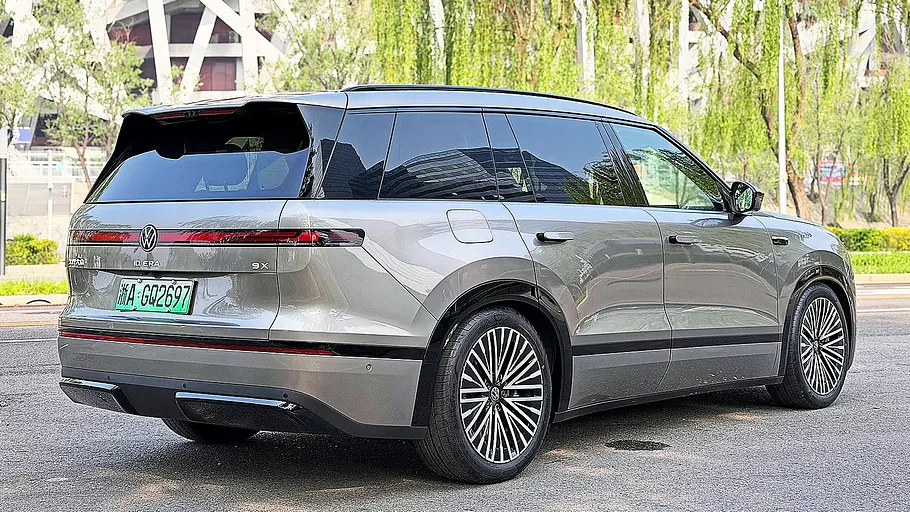 VW ID. Era 9X (2026) Blick von schräg hinten auf den VW ID. Era 9X (2026).