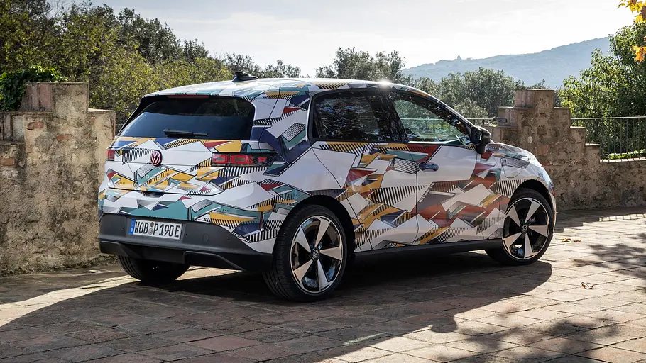 VW ID. Polo (2026) Der VW ID. Polo steht als Prototyp vor einem Bergpanorama, von hinten rechts fotografiert.