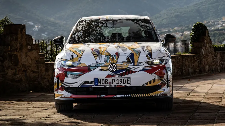 VW ID. Polo (2026) Der VW ID. Polo steht als Prototyp vor einem Bergpanorama, von vorne fotografiert.