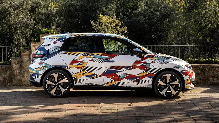 VW ID. Polo (2026) Der VW ID. Polo steht als Prototyp vor einem Bergpanorama, von rechts fotografiert.