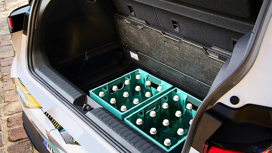 Im Kofferraum des VW ID. Polo stehen zwei Getränkekisten.