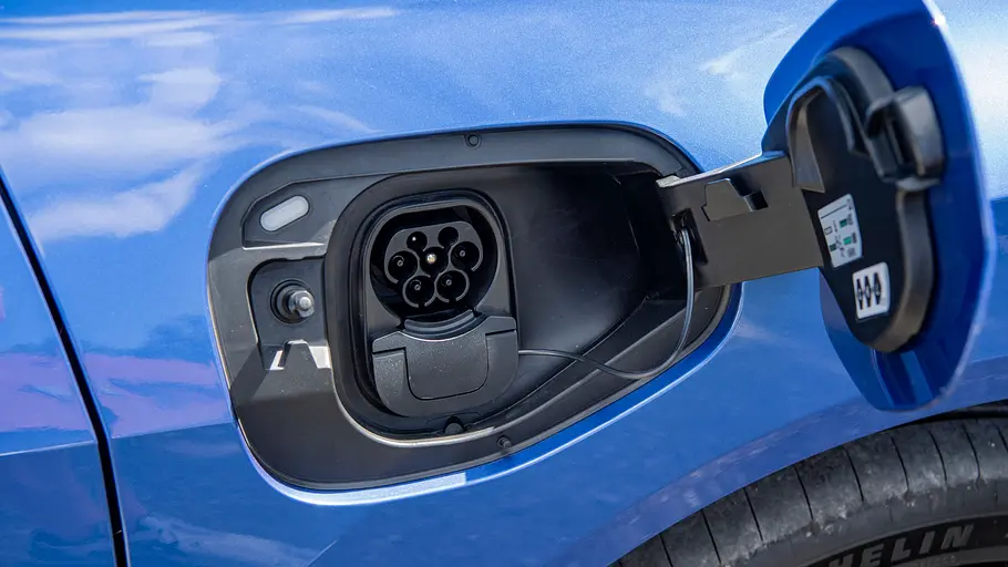 VW ID. Polo Fahrbericht Blick in die geöffnete Ladeklappe des VW ID. Polo.