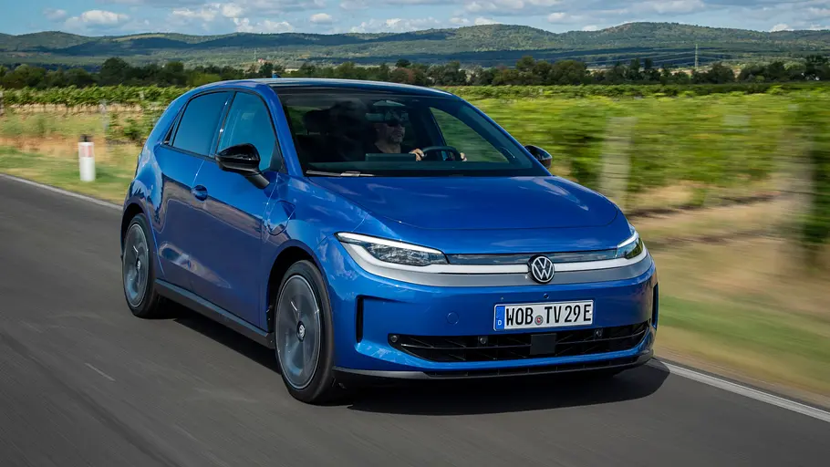 VW ID. Polo Fahrbericht Der VW ID. Polo fahrend von schräg vorne rechts.