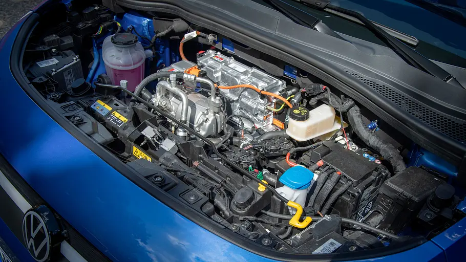 VW ID. Polo Fahrbericht Blick unter die geöffnete Fronthaube des VW ID. Polo.