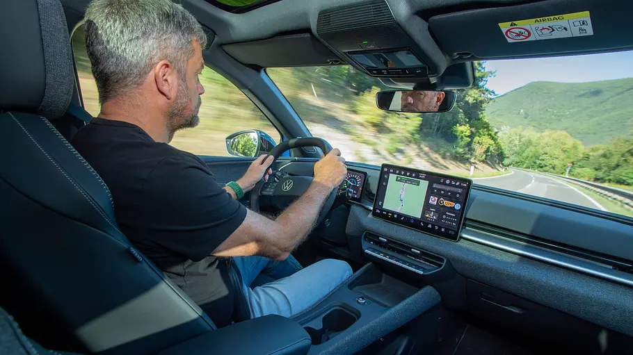 VW ID. Polo Fahrbericht Blick von der Rückbank auf die Person am Steuer des fahrenden VW ID. Polo.