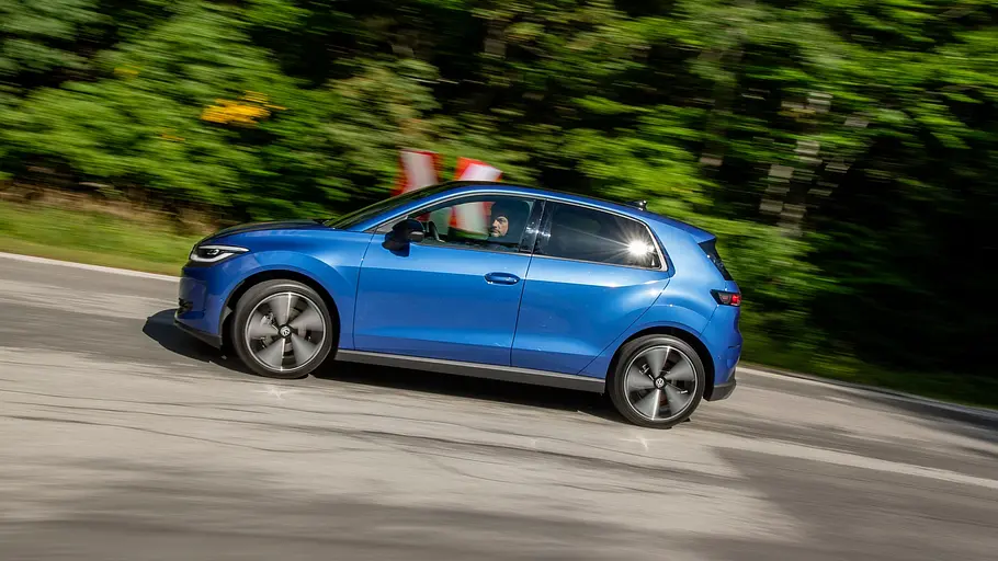 VW ID. Polo Fahrbericht Der VW ID. Polo fahrend in einer Linkskurve, aufgenommen im Profil von links aus dem Kurveninneren.