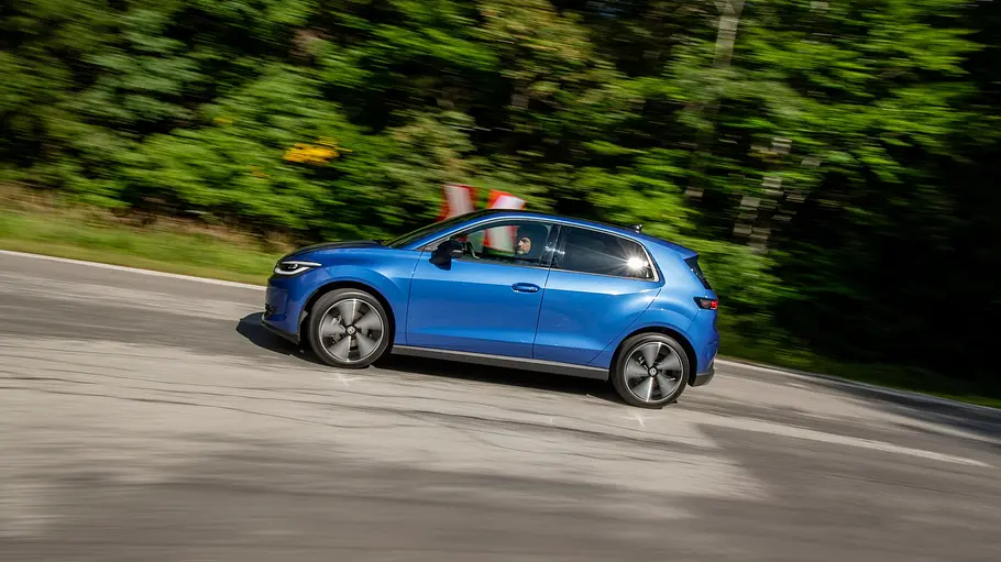 VW ID. Polo Fahrbericht Der VW ID. Polo fahrend in einer Linkskurve, aufgenommen im Profil von links aus dem Kurveninneren.