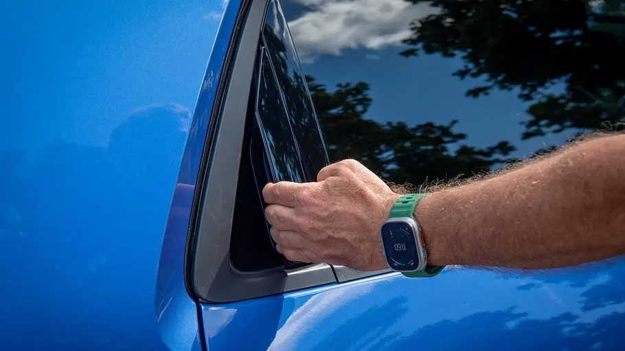 VW ID. Polo Fahrbericht Eine Hand bedient den Türgriff der hinteren rechten Türe des VW ID. Polo.